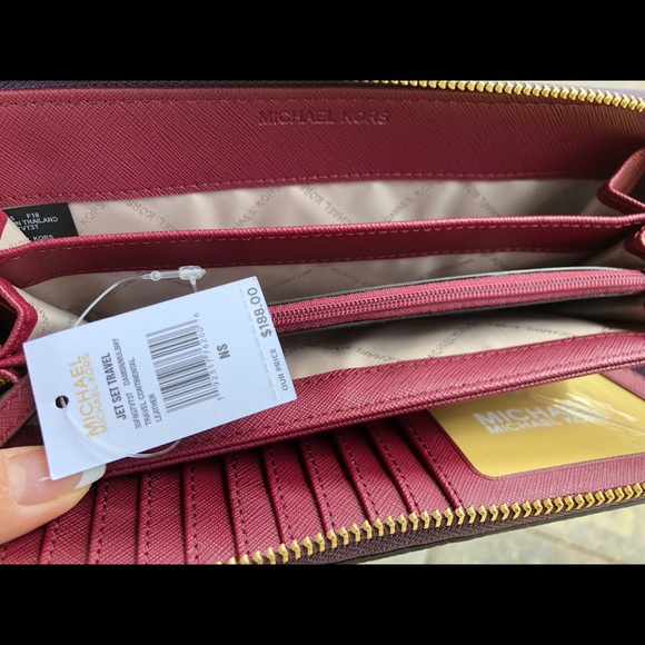 Michael Kors long Wallet Wristlet - Picture 6 of 8